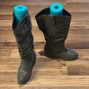 Stylish Slouchy Gray Leather Boots